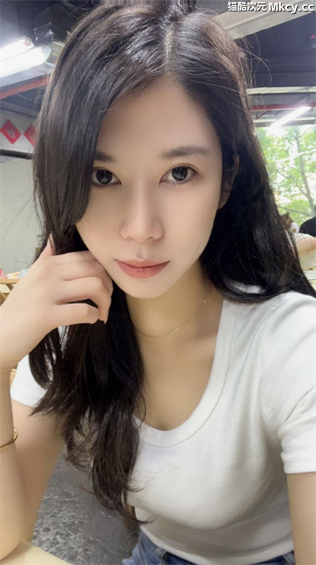 大美美-推特喜歡健身22歲氣質御姐剃光陰毛電影院啪啪野戰道具肉棒配合各種性愛[52P+24V/643.4M]